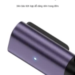 Đầu chuyển sạc Type-C được tích hợp đèn LED báo trạng thái tinh tế trên thân nhôm, giúp bạn dễ dàng theo dõi và định vị thiết bị sạc trong đêm tối.