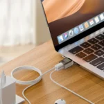 Sử dụng tai nghe Lightning trên MacBook dễ dàng thông qua đầu chuyển Type-C. Phụ kiện đắc lực hỗ trợ biên tập video và họp hội nghị trực tuyến.